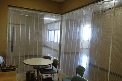 ジャバラビニールカーテンの喫煙スペース設置例