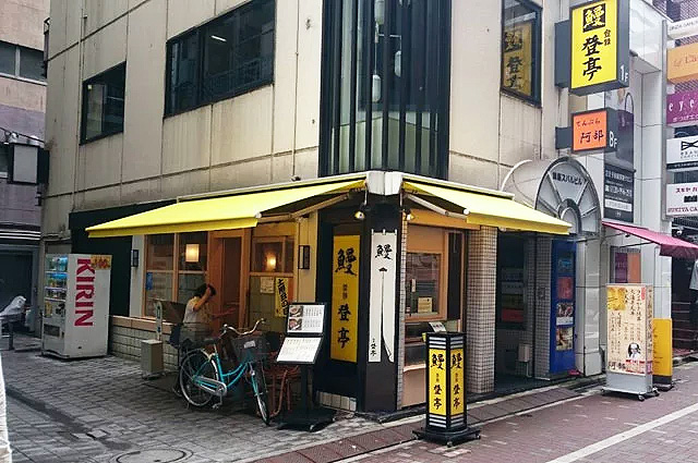  店舗のイメージカラーでオーニングテントの張替え