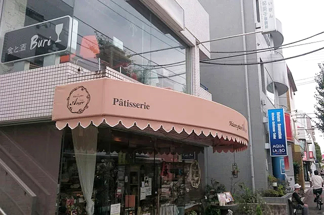  洋菓子店らしいデザインテント