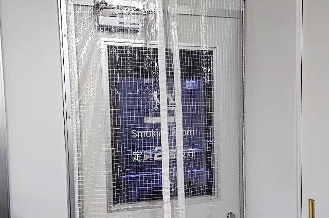  喫煙室入口のビニールカーテンで煙・臭いをダブルブロック
